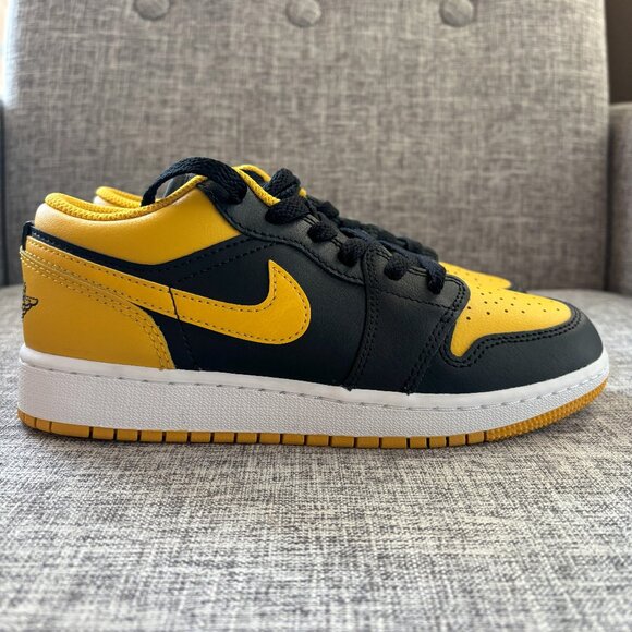Jordan 1 Low Yellow/Black Ochre (GS) 553560-072 - Picture 1 of 6